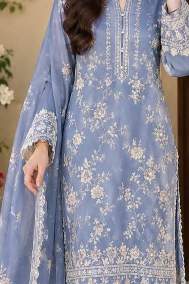 Farah Luxury Lawn Suit thumbnail 3