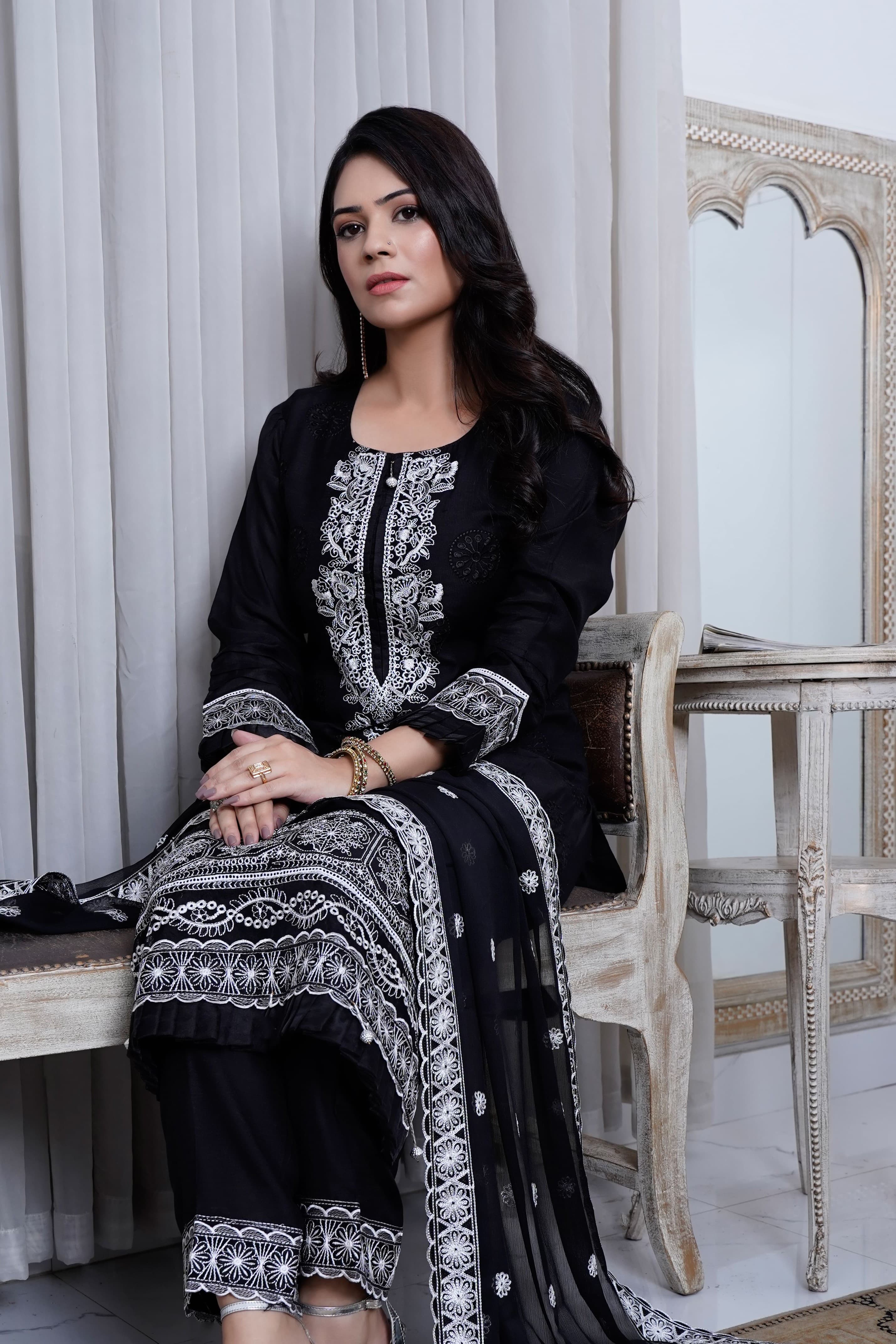 Urwa Handcrafted Suit thumbnail 2