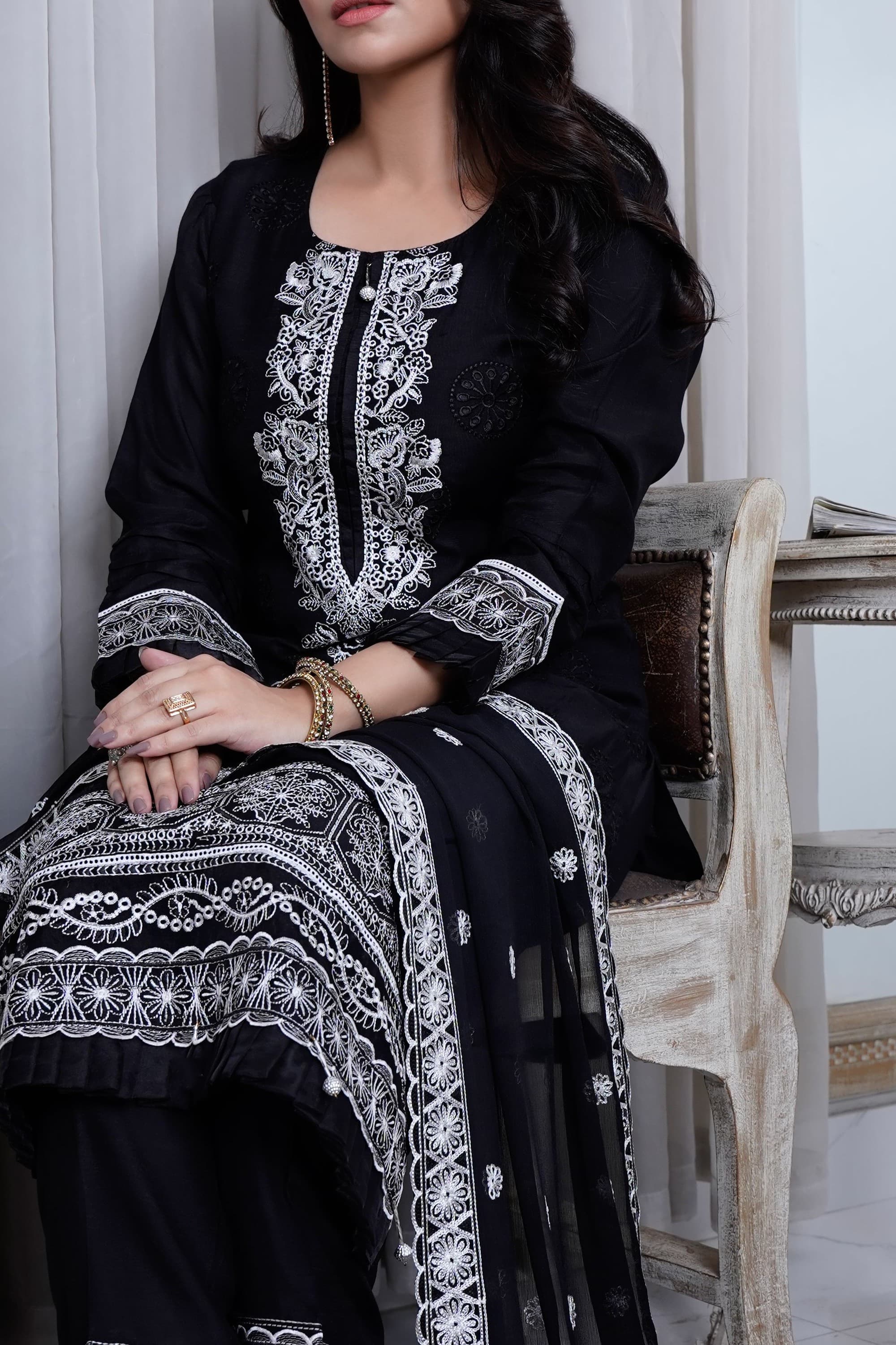 Urwa Handcrafted Suit thumbnail 3